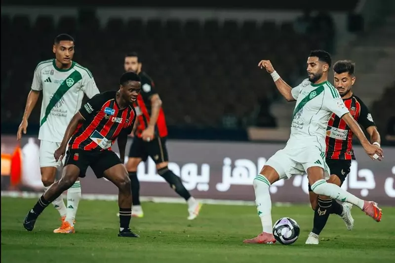 مباراة جنونية في الـ+90.. الأهلي يتعثر أمام الرياض