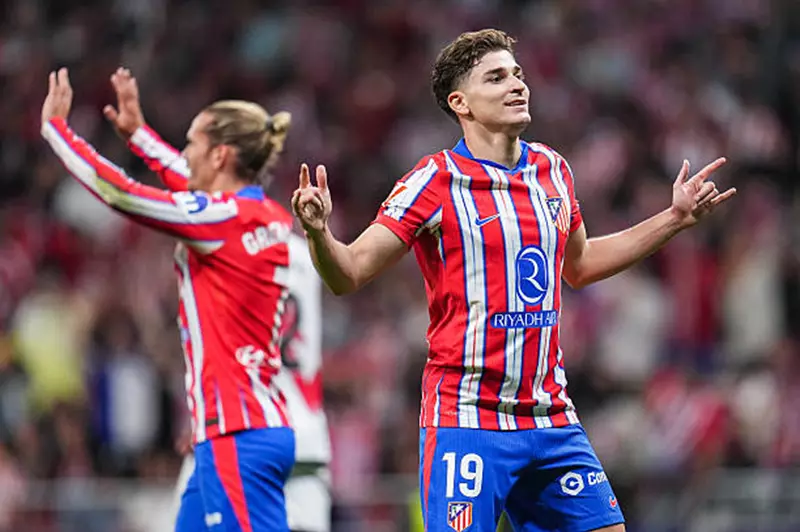 ألفاريز يوضح موقفه من شائعات برشلونة وباريس سان جيرمان